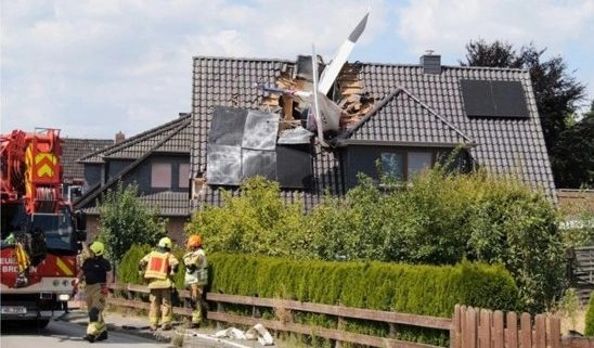 Mali avion se srušio na kuću u Njemačkoj, najmanje jedna osoba poginula